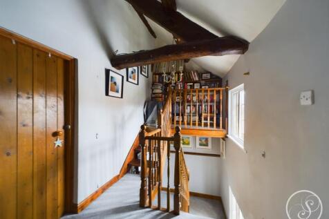 FIRST FLOOR LANDING