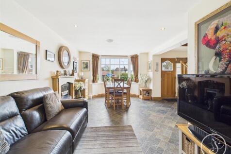 DINING/FAMILY ROOM