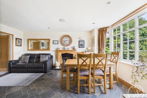 DINING/FAMILY ROOM