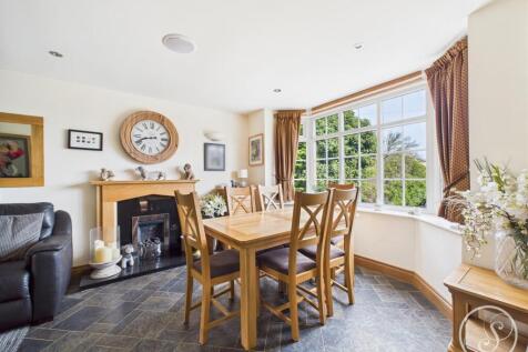 DINING/FAMILY ROOM
