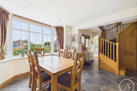 DINING/FAMILY ROOM