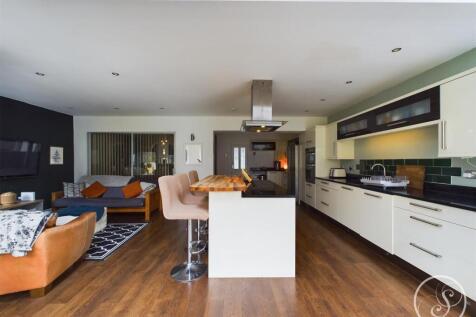 KITCHEN/DINER/FAMILY ROOM