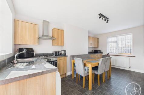 Kitchen 2.jpg