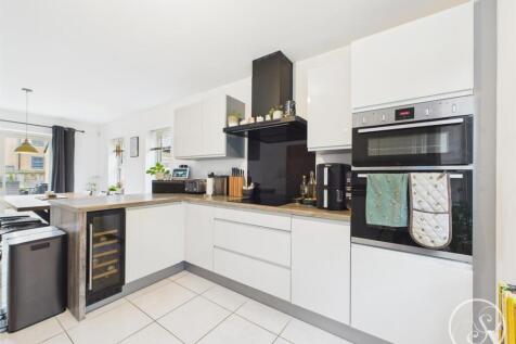 KITCHEN/DINER/SITTING AREA