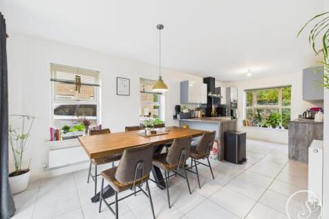 KITCHEN/DINER/SITTING AREA