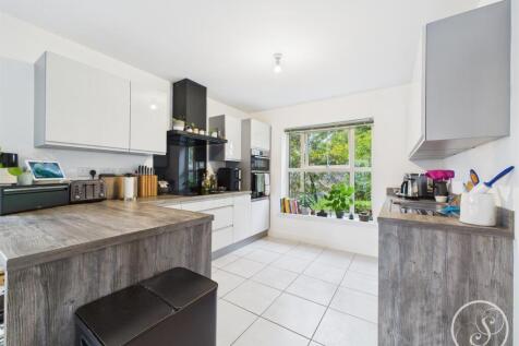 KITCHEN/DINER/SITTING AREA