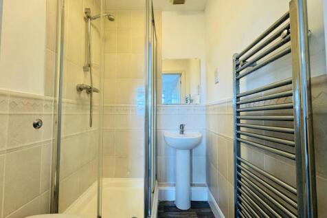 Bathroom 1 (En-suite)
