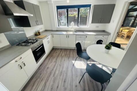 4 Bedroom Semi-Detached House - HMO