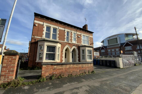 6 Bedroom semi-detached house - HMO