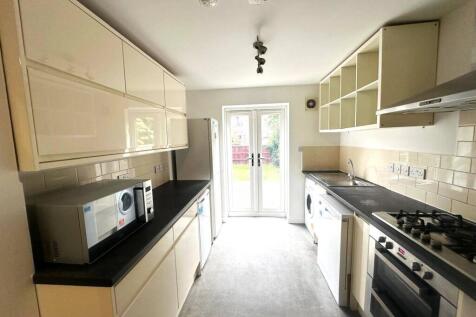 6 Bedroom Semi-Detached House - HMO