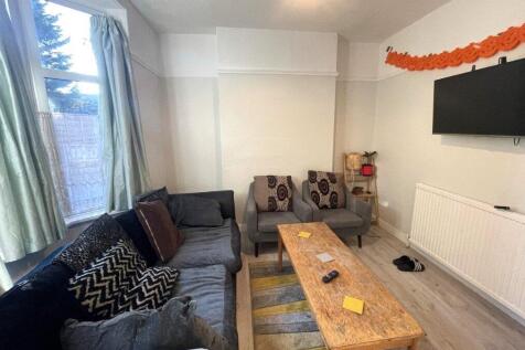 6 Bedroom end terraced house - HMO