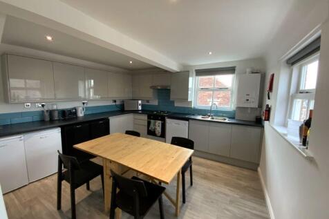 6 Bedroom upper floor flat - HMO