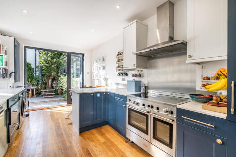 Fitted Kitchen / Breakfast Room