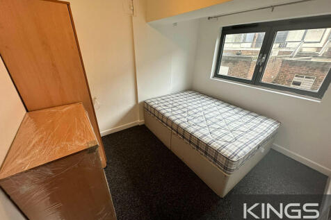 Flat L Mede House...