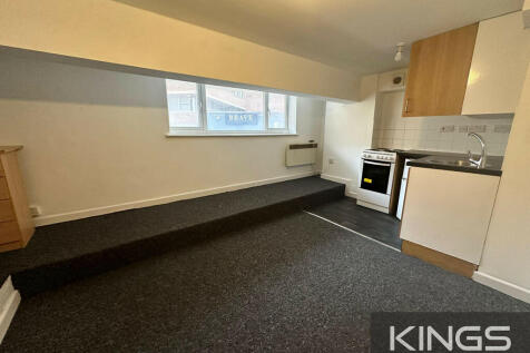 Flat L Mede House...
