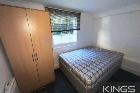 8b Cranbury Place...