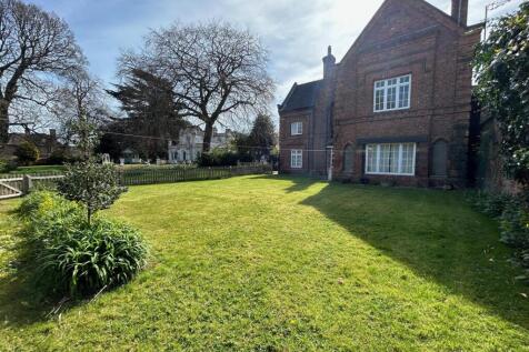 rear garden2.jpg