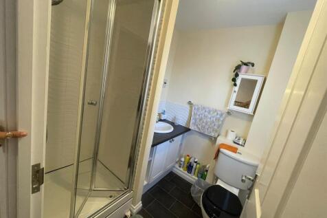 Ensuite for third bedroom.jpg