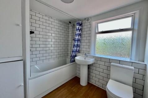 bathroom long.jpg