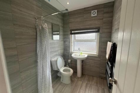 Flat 1, 109 West Street Bathroom.jpg
