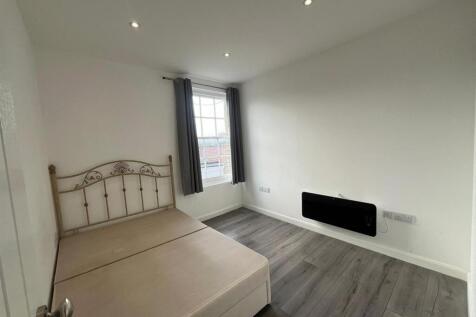 Flat 1, 109 West Street Bedroom.jpg