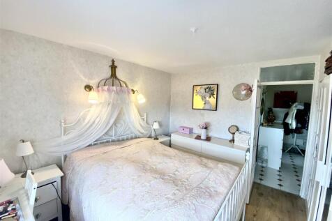 Bedroom 1.jpg
