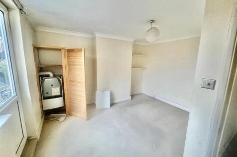 Bedroom 1.jpg