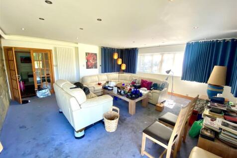 Lounge 111.jpg