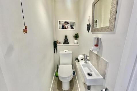 downstairs wc.jpg