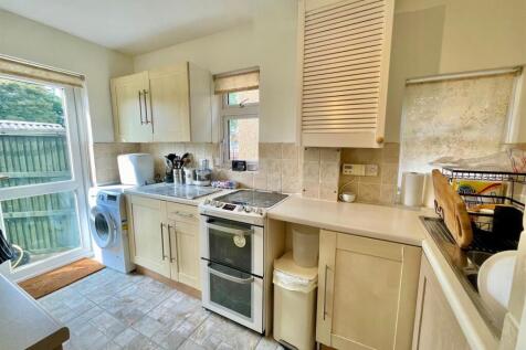 12 Elmscroft Kitchen.jpg