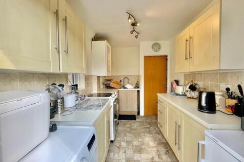 12 Elmscroft Kitchen 2.jpg
