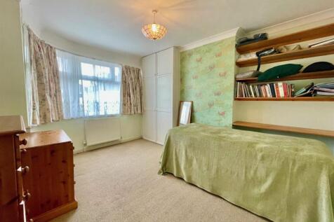 12 Elmscroft Bed 1.jpg