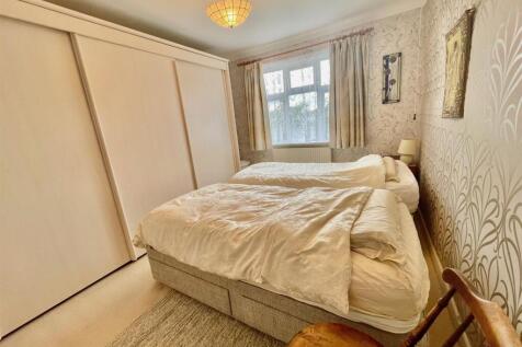 12 Elmscroft Bed 2.jpg