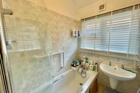12 Elmscroft Bathroom.jpg
