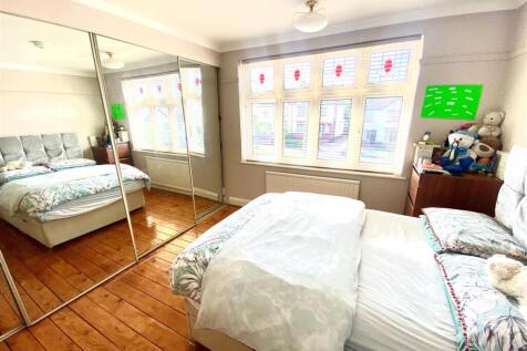 Bed 2.jpg