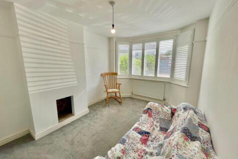 38 Clive Close Lounge.jpg