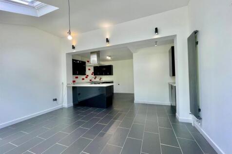 38 Clive Close Kitchen Family Diner.jpg