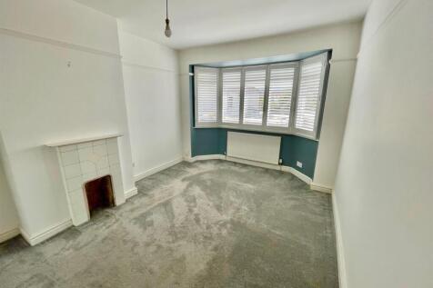 38 Clive Close Bed 1.jpg