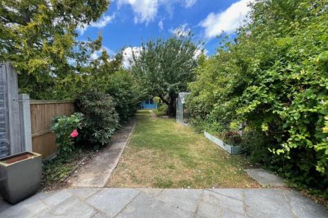 38 Clive Close Garden.jpg