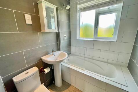 38 Clive Close Bathroom.jpg