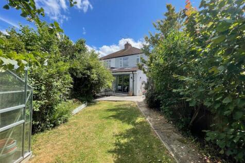 38 Clive Close Garden Rear View.jpg