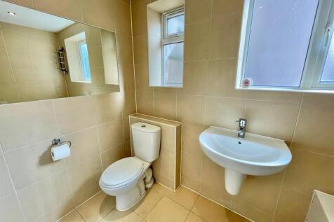 77 Church Rd Bathroom.jpg