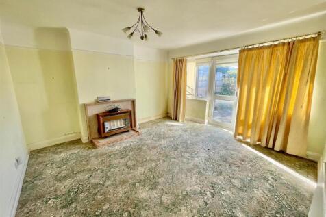 16 Sunnybank Rd Lounge.jpg