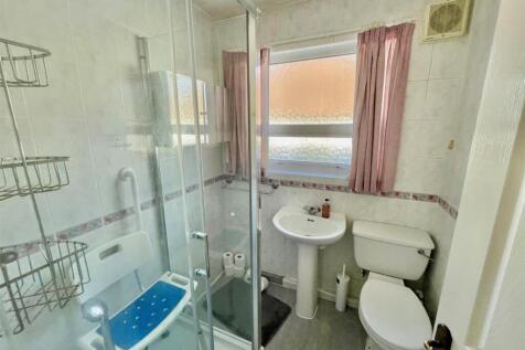 16 Sunnybank Rd Shower Room.jpg