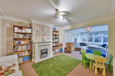 Family Room Pic 4.JPG