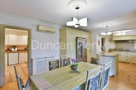 Kitchen dining .JPG