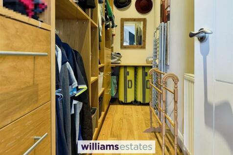 Master walk-in Wardrobe