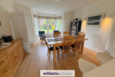 Dining area in kitchen
