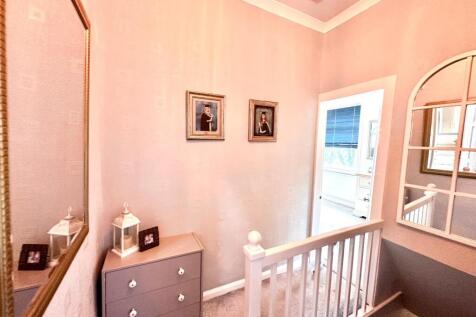 STAIRCASE TO THE FIRST FLOOR LANDING