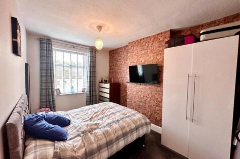 LARGE BEDROOM